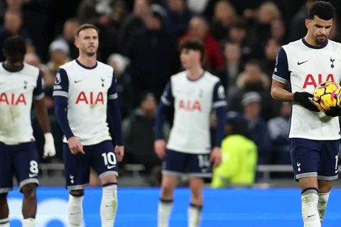 هدف عكسي يمنح ألكمار الفوز على توتنهام في الدوري الأوروبي